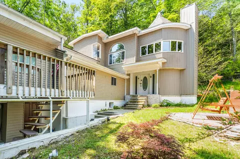 133 W Hemlock Dr, Greentown, PA 18426