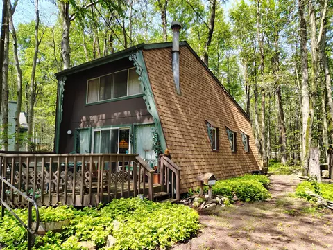 160 Sweet Briar Rd, Pocono Pines, PA 18350