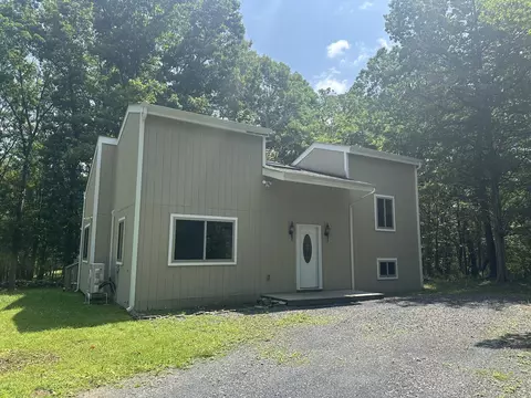 2215 Delaware Ct E, Bushkill, PA 18324