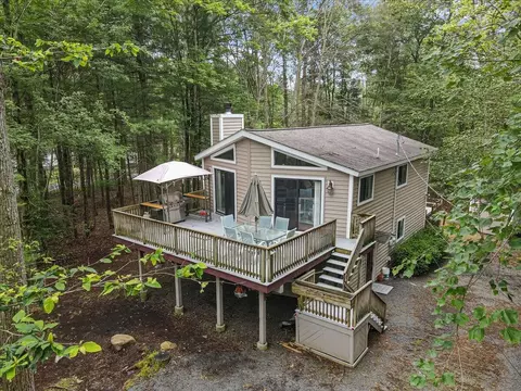 22 Primrose Ln, Gouldsboro, PA 18424