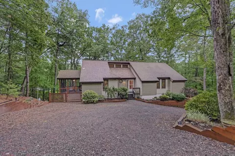 151 Manchester Dr, Bushkill, PA 18324