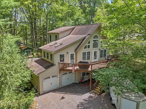 132 Woodbury Dr, Pocono Lake, PA 18347