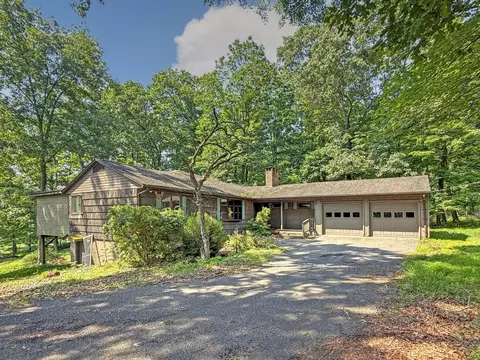 307 Foxglove Rd, Stroudsburg, PA 18360