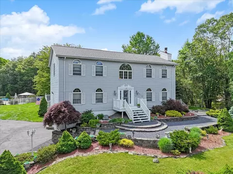 1697 Glade Dr, Long Pond, PA 18334