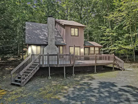 5913 NE Decker Rd NE, Bushkill, PA 18324