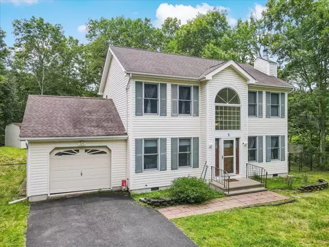 5 Flagstone Ln, East Stroudsburg, PA 18302