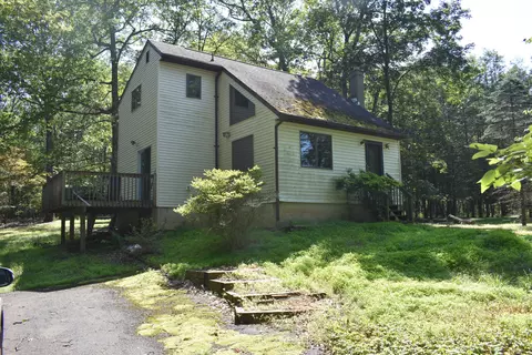 2157 Deer Track Dr, East Stroudsburg, PA 18302