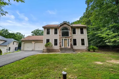 555 Whippoorwill Dr, Bushkill, PA 18324