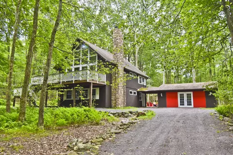 1046 Maple Dr, Pocono Lake, PA 18347