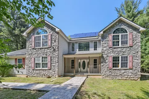 2299 Long Acre Dr, Effort, PA 18330