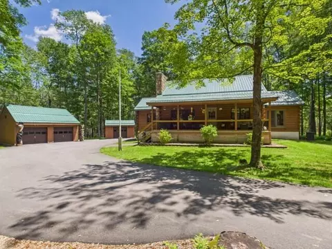 250 Robyn Ln, Pocono Lake, PA 18347