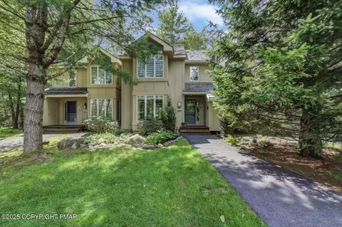 513 Rondaxe Ln, Long Pond, PA 18334