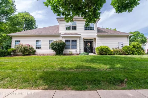 18 Kent Ln, Easton, PA 18045