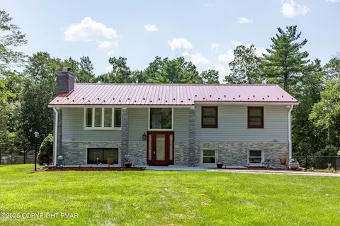 544 Rolling Pines Dr, Saylorsburg, PA 18353