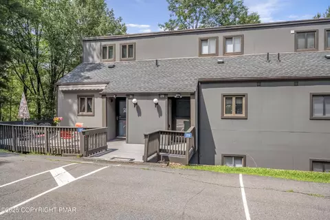 29 Middle Village Way, Tannersville, PA 18372