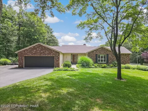 5767 Wildflower Cir, Stroudsburg, PA 18360
