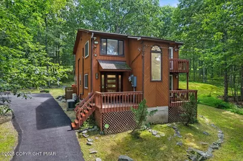 1289 Bear Dr, Bushkill, PA 18324