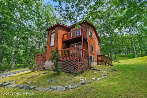 Exterior - 1289 Bear Dr, Bushkill, PA 18324 photo 3 of 9