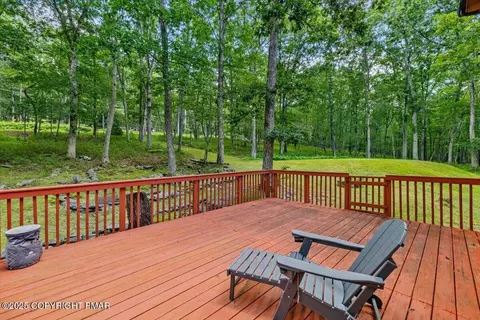 Exterior - 1289 Bear Dr, Bushkill, PA 18324 photo 4 of 9