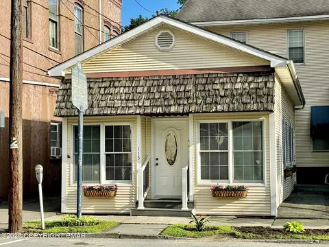 115 9th St, Honesdale, PA 18431