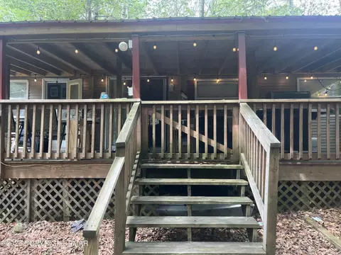 19 Menoken Trl, Newfoundland, PA 18445