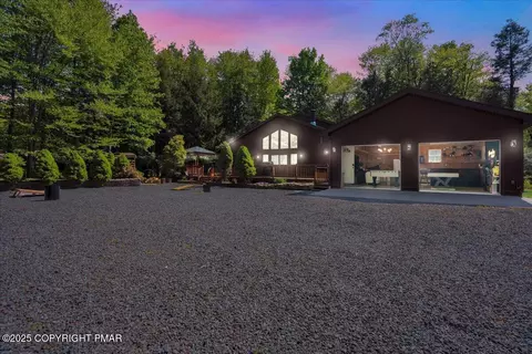 572 Sir Jeoffrey Ct, Pocono Lake, PA 18347