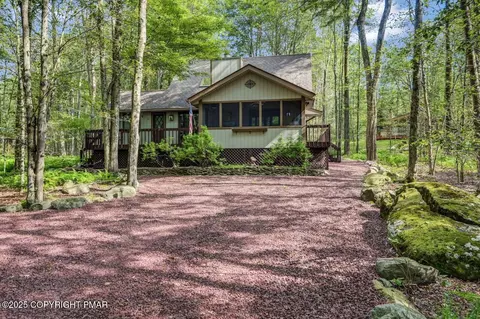 2112 Trout Pond Ct, Pocono Pines, PA 18350