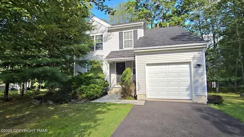 223 Kensington Dr, Bushkill, PA 18324