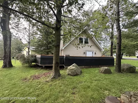 838 Country Place Dr, Tobyhanna, PA 18466