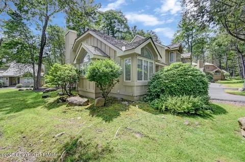 1061 Crestwoods Dr, Pocono Pines, PA 18350