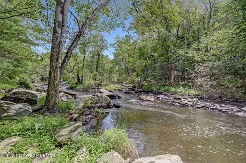 2314 Hillcrest Dr, Pocono Pines, PA 18350