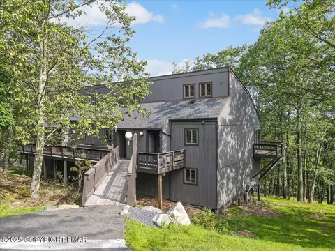 97 Cross Country Ln, Tannersville, PA 18372