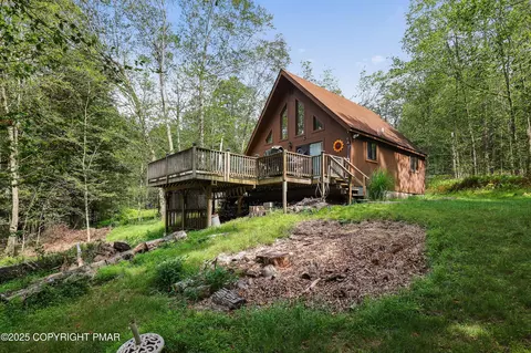 126 Fly Rod Ct, Coolbaugh Township, PA 18466
