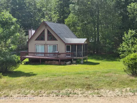 17 Golf Course Dr, Gouldsboro, PA 18424