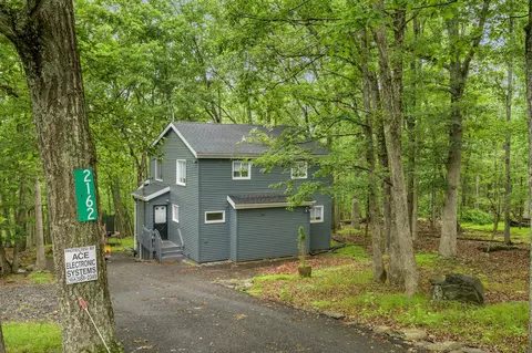 2162 Glasgow Dr, Bushkill, PA 18324