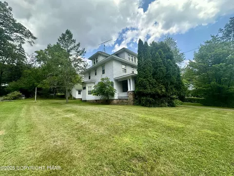 22 Fairview Ave, Mount Pocono, PA 18344