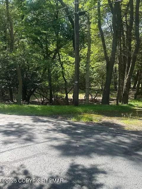 409 Estates Dr, Lake Harmony, PA 18624
