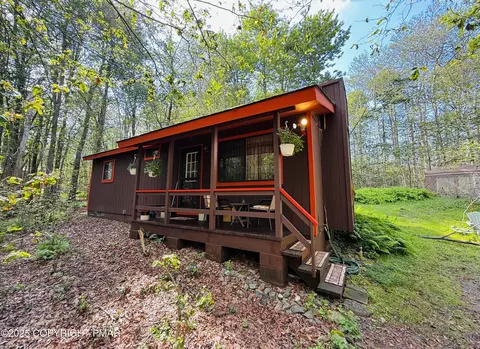 2117 Larkspur Ln, Tobyhanna, PA 18466