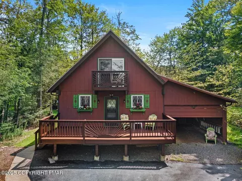 107 Black Bear Ln, Tobyhanna, PA 18466