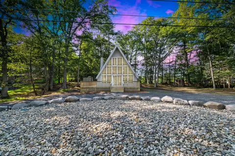 3515 Acorn Cir, East Stroudsburg, PA 18302
