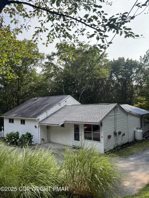 529 Pine Ridge Rd, Stroudsburg, PA 18360