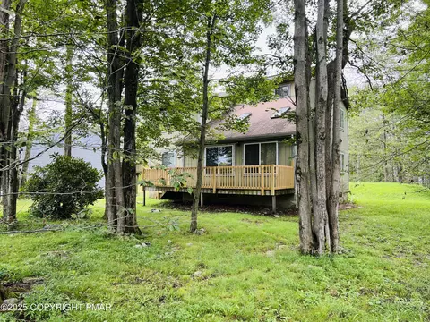 165 Seminole Trl, Tobyhanna, PA 18466