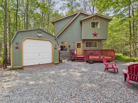 202 Choctaw Dr, Pocono Lake, PA 18347