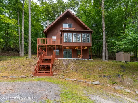 1189 Pocono Mountain Lake Dr, Bushkill, PA 18324