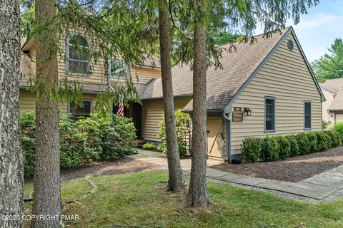 2185 Oak Hill Dr, Buck Hill Falls, PA 18323