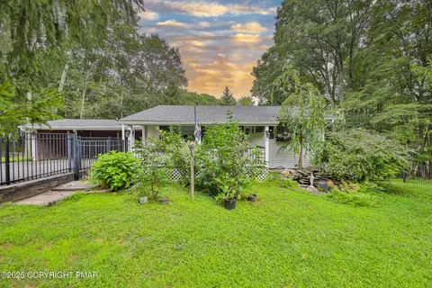 1094 Maple Lake Dr, Lehman, PA 18324