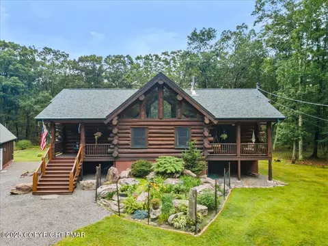 157 Tinkwig Dr, Hawley, PA 18428