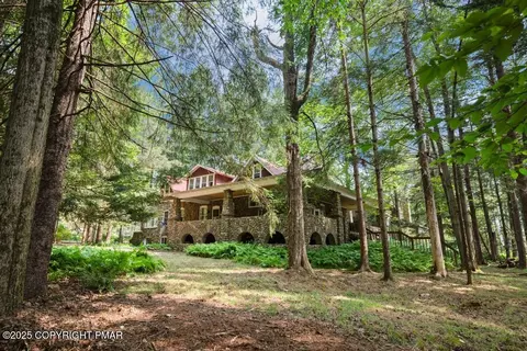 5202 Woodland Ave, Pocono Pines, PA 18350
