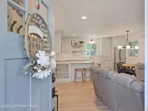 252 Mountain Lake Dr, Dingmans Ferry, PA 18328