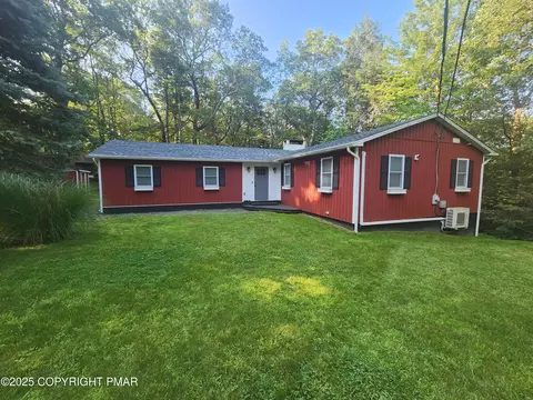 3628 Red Hill Dr, Tannersville, PA 18372
